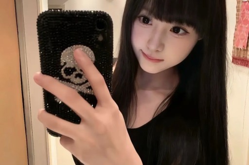 女大学生深夜得知母亲去世向同校70万粉丝博主求助后获助